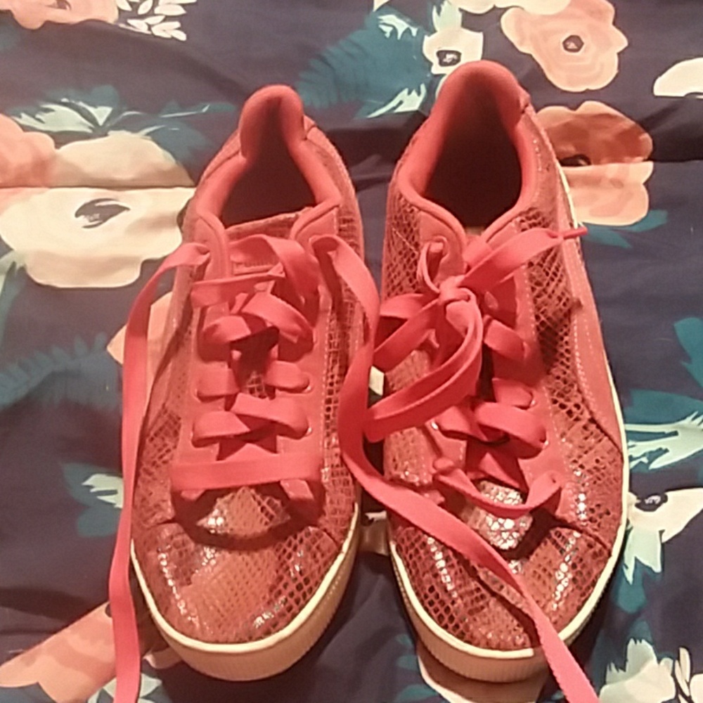 Women puma sneaker size 7.5